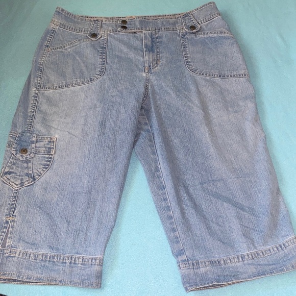 GLORIA VANDERBILT denim blue peddle pushers cargo style snap pockets size 12 - Picture 1 of 15